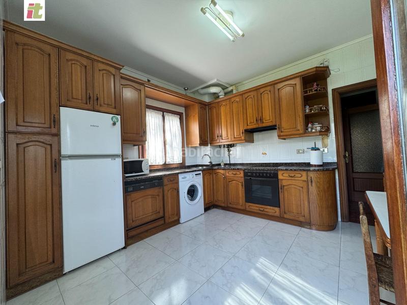 Foto 56346f3c-9c7a-4519-963b-13f71b37b23b. Casa pareada bonito bifamiliar en el centro . en Urduliz
