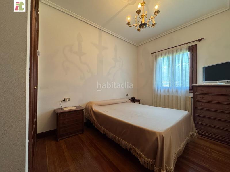Foto a5048f7e-7340-4fe6-a9b6-ab10c2124e69. Casa pareada bonito bifamiliar en el centro . en Urduliz
