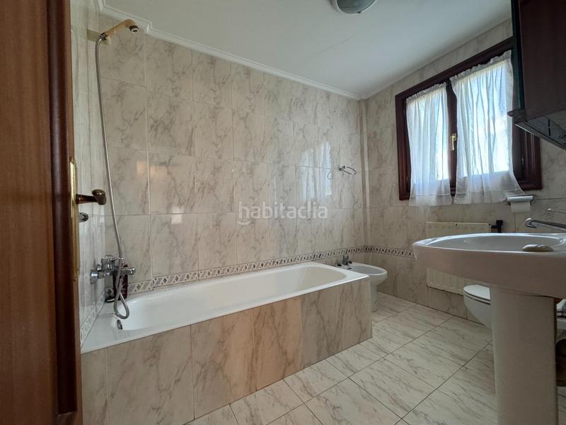 Foto a7e7638d-3b61-42f6-902b-d5bb42eb2a23. Casa pareada bonito bifamiliar en el centro . en Urduliz