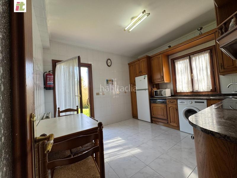 Foto a9250823-6429-483c-a088-dd542bb0a97a. Casa pareada bonito bifamiliar en el centro . en Urduliz
