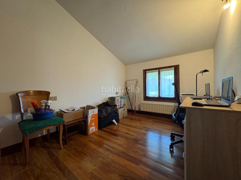 Foto c7395e9b-e5d7-4d16-a8d2-2d00f81683e2. Casa pareada bonito bifamiliar en el centro . en Urduliz