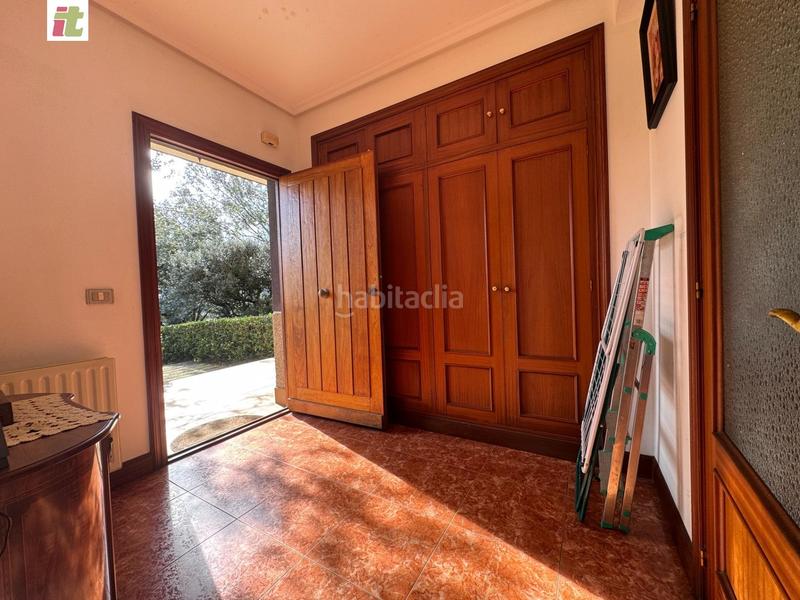 Foto c8d548c0-87fd-45cb-8dff-16253d0334fc. Casa pareada bonito bifamiliar en el centro . en Urduliz