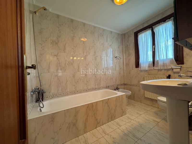 Foto dfee3422-e8b9-47e2-a95b-7ec6ed75cb2d. Casa pareada bonito bifamiliar en el centro . en Urduliz