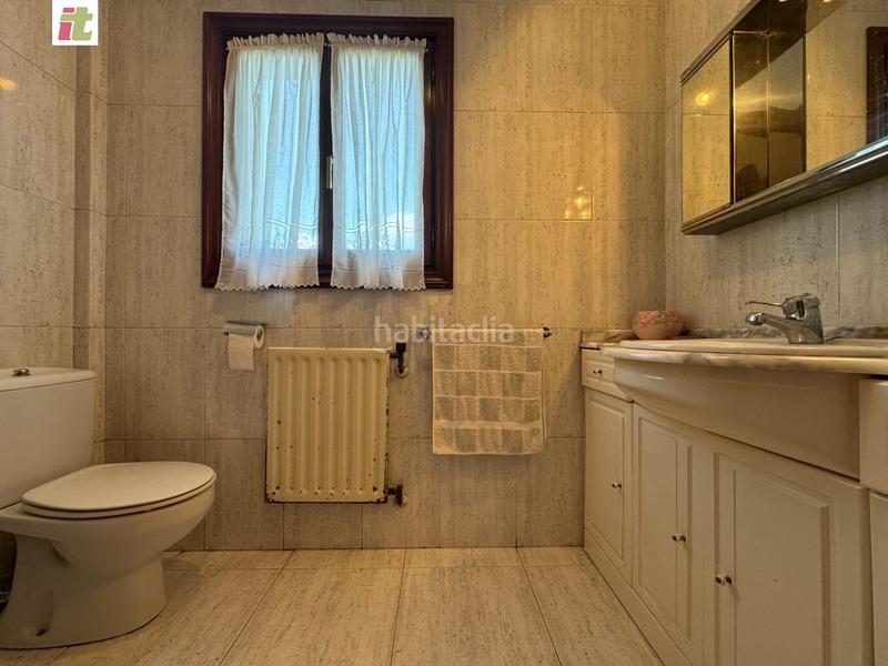 Foto fc0f7752-4aa9-4005-8909-febd6121c785. Casa pareada bonito bifamiliar en el centro . en Urduliz