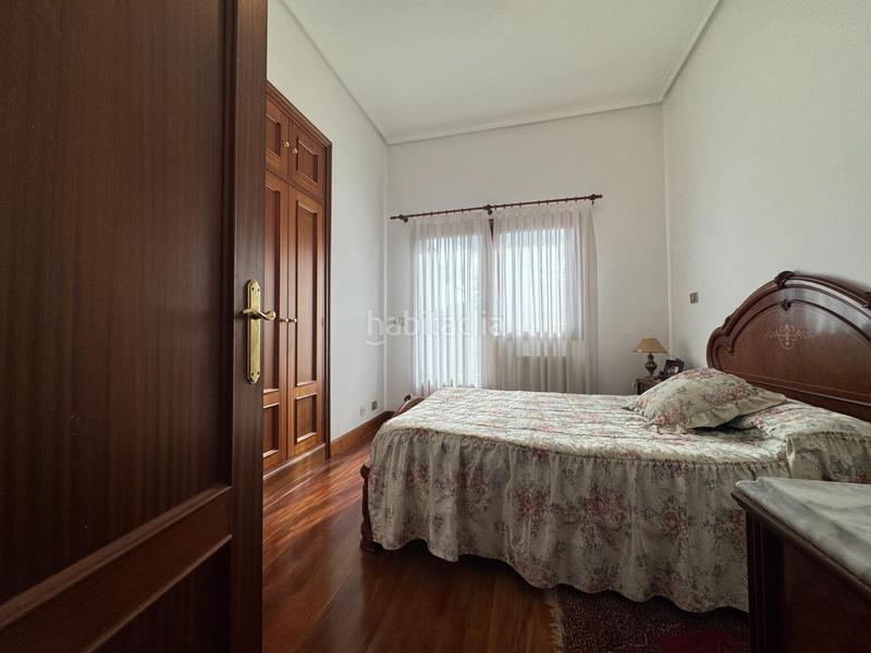 Foto fd2e1d59-e9a7-4dfc-89a9-9d20765d829a. Casa pareada bonito bifamiliar en el centro . en Urduliz
