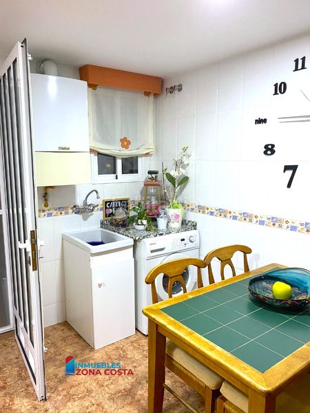 Foto 163380a9-a511-46a5-9a5d-8d963511fc12. Casa adosada en el pueblo, de dos plantas con terrazas garaje y trastero en Vilamarxant