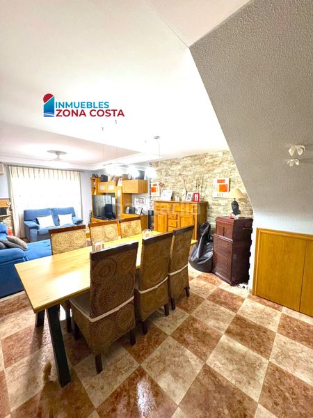 Foto 4cf6a310-8273-4ca6-82cc-06382d53d219. Casa adosada en el pueblo, de dos plantas con terrazas garaje y trastero en Vilamarxant