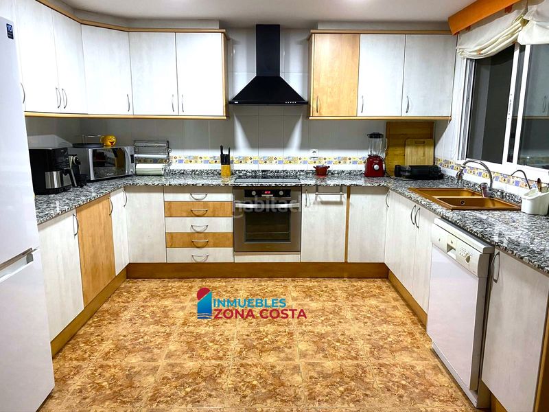 Foto 5ae7677b-f690-4366-9040-61f48d7791e9. Casa adosada en el pueblo, de dos plantas con terrazas garaje y trastero en Vilamarxant