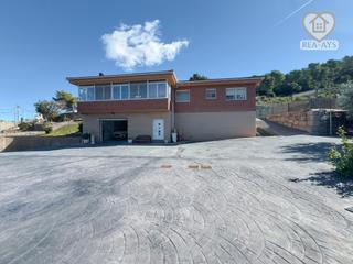 Chalet à Olesa de Bonesvalls. Chalet independiente con domótica y piscina de agua salina en en