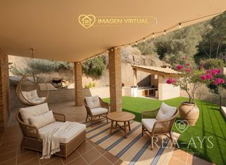 Chalet en Vallirana. Privacidad, sol y vistas: una vivienda única en una de las mejor