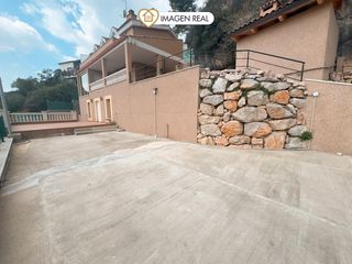 Chalet en Vallirana. Privacidad, sol y vistas: una vivienda única en una de las mejor