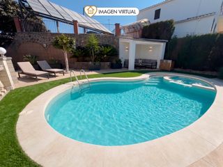 Chalet en Vallirana. Casa en plena naturaleza con piscina y posibilidad de dos vivien