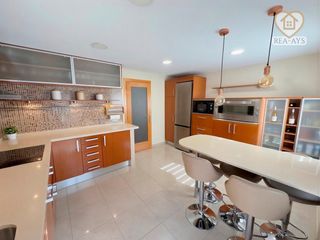 Dúplex en Torre-roja-Campreciós. Luminoso dúplex con terraza, balcón y 4 estancias en viladecans