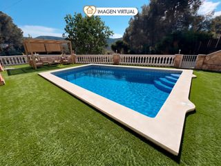 Chalet in Vallirana. Casa independiente con piscina, gran parcela y vistas a la monta