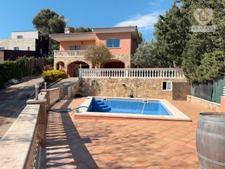 Chalet in Vallirana. Casa independiente con piscina, gran parcela y vistas a la monta