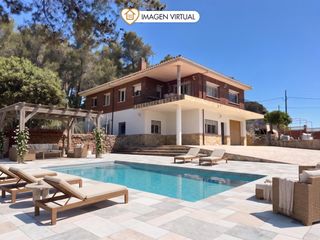 Chalet en Vallirana. Espectacular casa independiente con dos viviendas, gran parcela
