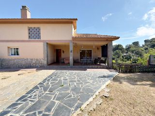 Xalet a Vallirana. Exclusiva,  vivienda independiente con gran parcela, privacidad