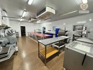 Trapasso Capannone industriale in Centre. ?? oportunidad de inversión | negocio de alimentación en funcion
