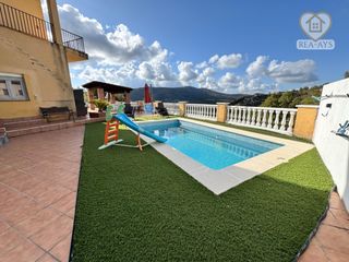Chalet in Olesa de Bonesvalls. Espacio, privacidad, piscina y dos viviendas en una misma finca