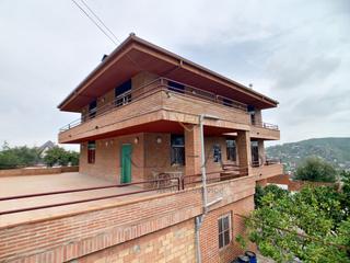 Xalet a Vallirana. Chalet alto standing, 2 viviendas independientes de 115m2 cada u