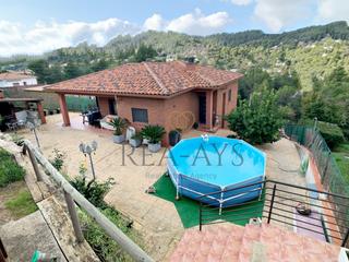 Chalet en Olesa de Bonesvalls. Vivienda en una planta y  seminueva