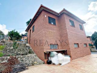 Chalet à Olesa de Bonesvalls. Vivienda en una planta y  seminueva