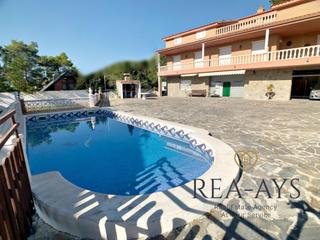 Chalet en Vallirana. Casa amplia  parcela plana  piscina