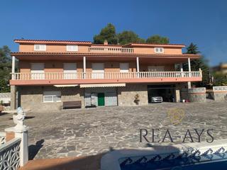 Xalet a Vallirana. Casa amplia  parcela plana  piscina