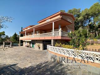 Chalet à Vallirana. Casa amplia  parcela plana  piscina