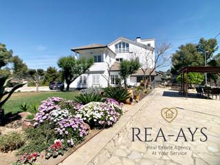 Chalet en Vallirana. Preciosa vivienda para una ó dos familias
