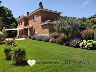 Chalet in Carrer balaguer cp1f 1. Espectacular y amplio chalet seminuevo  cervelló