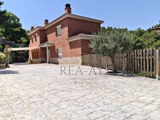 Xalet a Carrer balaguer cp1f 1. Espectacular y amplio chalet seminuevo  cervelló