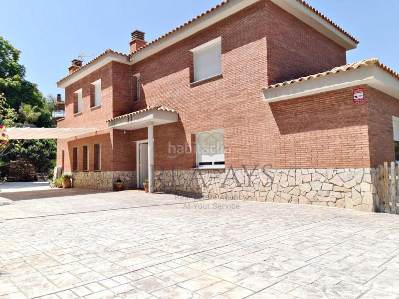 Foto b2e11653-d958-451a-a414-ed39497c562e. Chalet espectacular y amplio chalet seminuevo en Cervelló