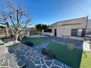 Xalet a Vallirana. Vivienda seminueva con excelentes prestaciones en vallirana
