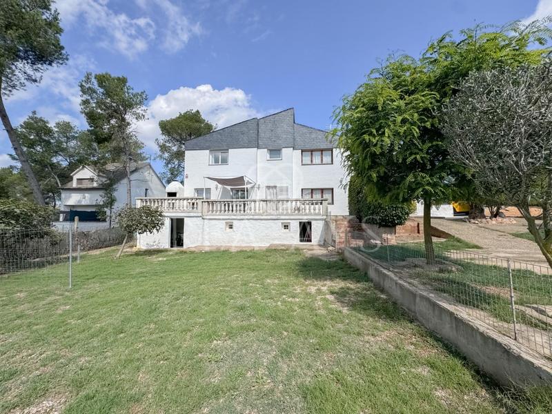 Foto 36d84389-1375-4619-9d26-14885f9c59cc. Chalet  en parcela plana en Vallirana