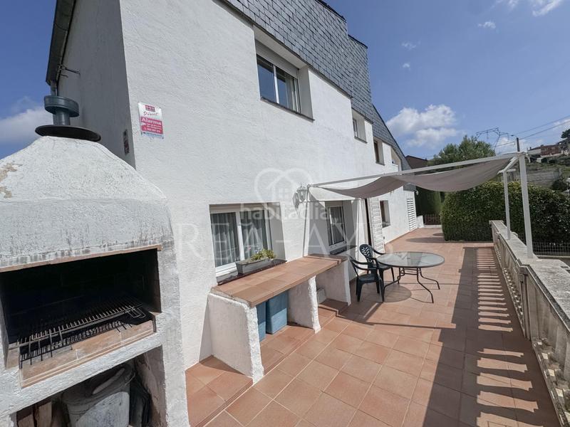 Foto bf6393e6-e80f-428b-ad89-f2da39004c21. Chalet  en parcela plana en Vallirana
