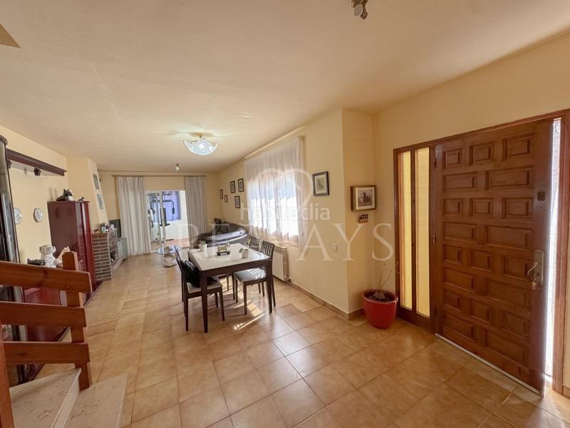 Foto e81f632e-645d-4b19-8952-a4cd015557f2. Chalet  en parcela plana en Vallirana
