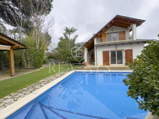 Xalet a Vallirana. Casa con estrella   chalet tipo nrdico  piscina  doble parcela