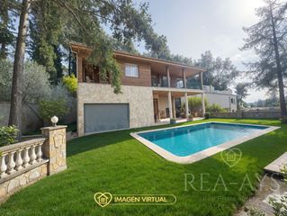 Chalet in Carrer castella 6. Casa en vallirana  seminueva