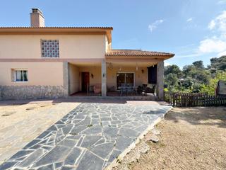Chalet à Olesa de Bonesvalls. Casa en venta  a 30 min. barcelona
