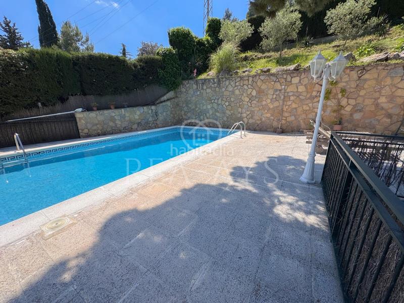 Foto 051d758c-8dd6-4069-87a6-b34cd5f5a4e4. Chalet espectacular chalet en zona residencial con piscina en Vallirana