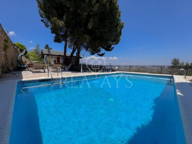Foto 0fd1be75-d3cb-46ed-af96-80c001ca9850. Chalet espectacular chalet en zona residencial con piscina en Vallirana