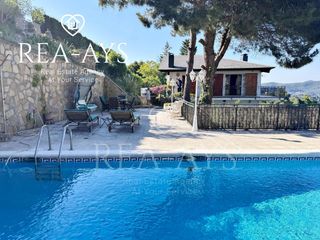 Chalet à Carrer la pedrera 30. Espectacular chalet en zona residencial con piscina  vallirana