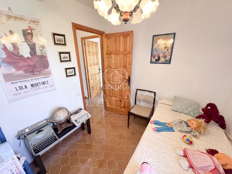 Foto b6928ff4-d53f-4b97-907f-e1df303a761b. Chalet espectacular chalet en zona residencial con piscina en Vallirana