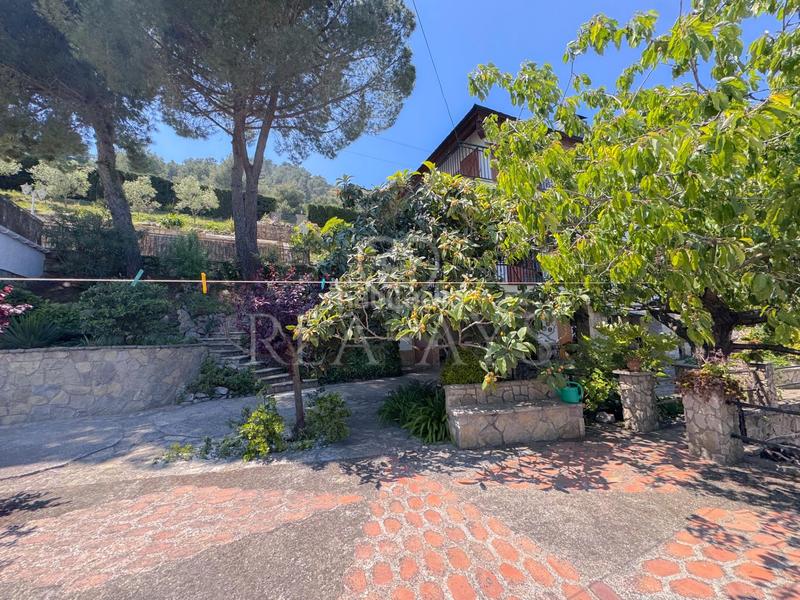 Foto f3c66c46-3264-4d02-8bb9-ea27a7069f8c. Chalet espectacular chalet en zona residencial con piscina en Vallirana