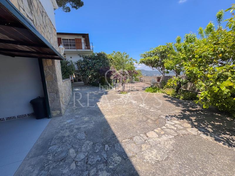 Foto f42bb5f7-6bf1-4ad2-89bf-269e9aa1f456. Chalet espectacular chalet en zona residencial con piscina en Vallirana