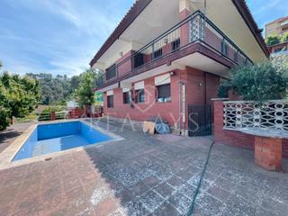 Chalet  Carrer eduard toldra. Casa con amplia piscina  vallirana   barcelona
