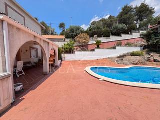 Chalet à Calle fivaller 7. Chalet con piscina y amplia parcela