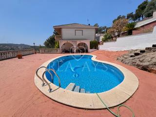 Xalet a Calle fivaller 7. Chalet con piscina y amplia parcela