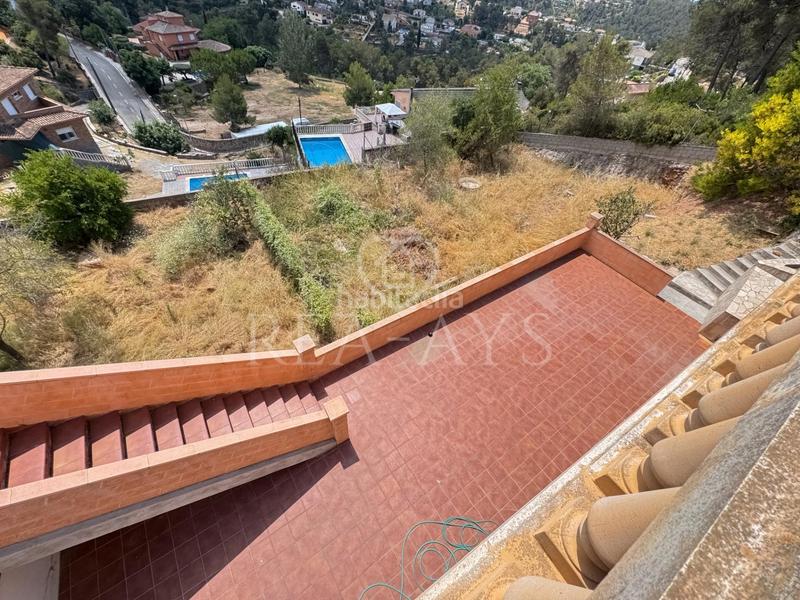Foto 0ebe0a96-7f36-4875-93f3-99d9f5a3fdf9. Chalet  con piscina y amplia parcela en Vallirana